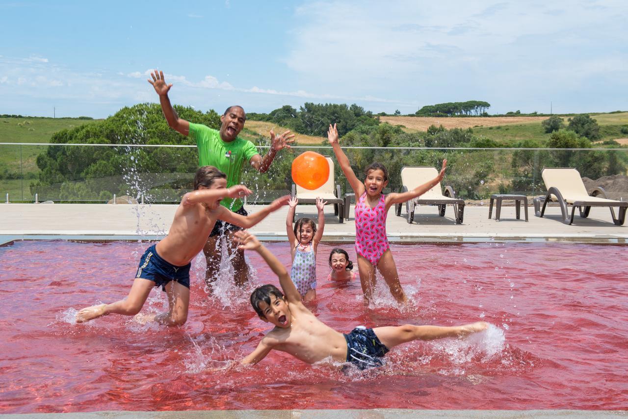 Vila Gale Sintra Exterior foto Family in a swimming pool